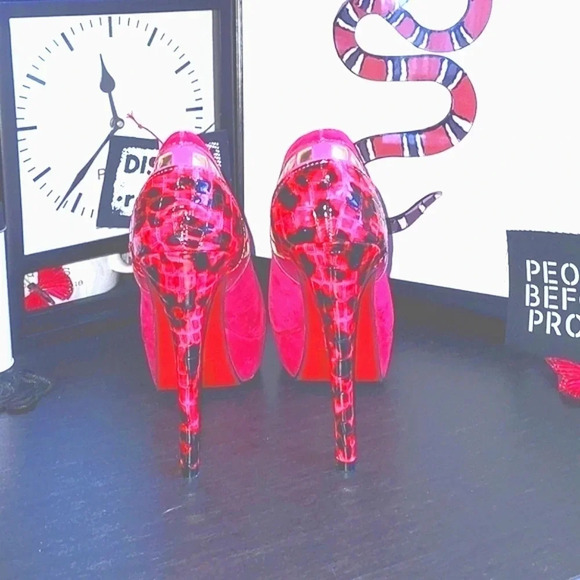 Pink suede platform red bottom pumps - Picture 2 of 8